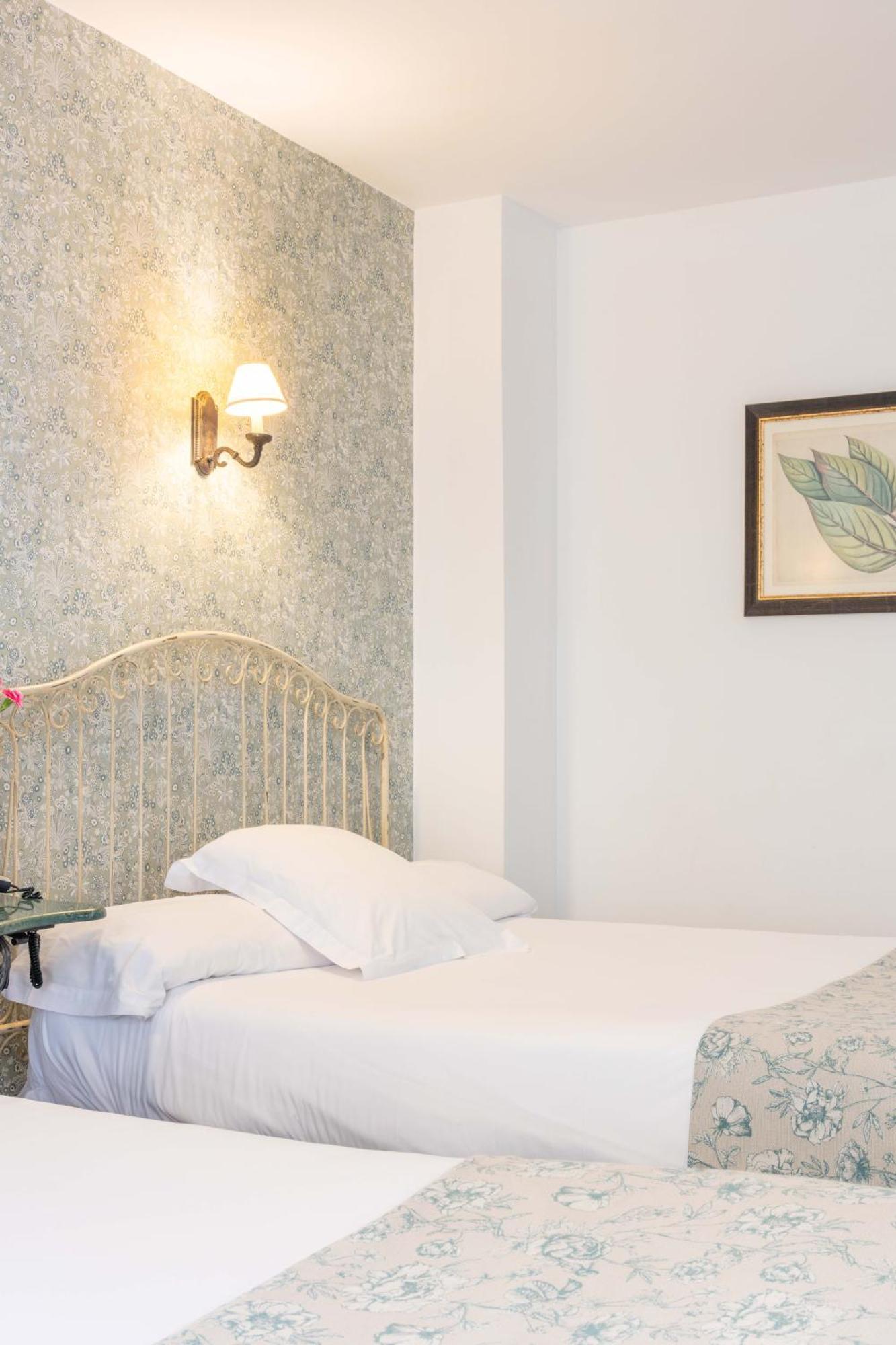 Hotel Puerta De La Luna Баэса Экстерьер фото